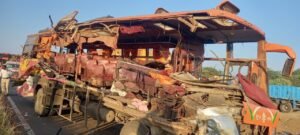Nashik sinnar accident सिन्नर-शिर्डी महामार्गावर अपघातात दहा ठार ३४ जखमी 2 Nashik sinnar accident