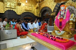 गोदावरी खोऱ्याला दुष्काळमुक्त करण्यासाठी पश्चिम वाहिनी नद्यांचे पाणी वळविणार - मुख्यमंत्री एकनाथ शिंदे 4 shirdi shasanaplyadari gift