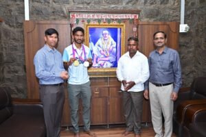 आशियाई सुवर्ण पदक विजेता अविनाश साबळे साई दरबारीं 3 avinash sable shirdi sai darshan