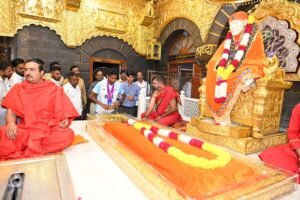 आशियाई सुवर्ण पदक विजेता अविनाश साबळे साई दरबारीं 4 avinash sable shirdi sai darshan