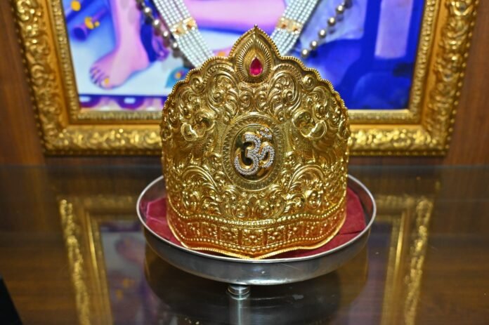 648 gram gold crown on Sai Baba's crown