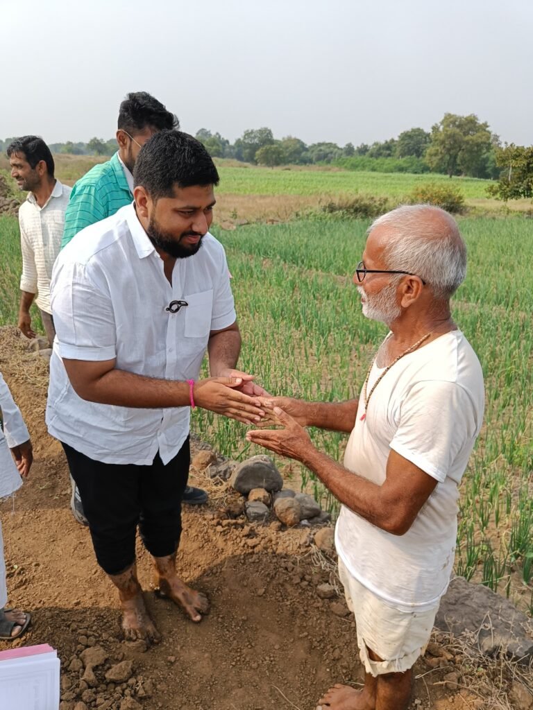 मतदानाच्या प्रचारासाठी उमेदवारांचे कुटुंबीय बांधावर 2 ashti assembly election Candidates' families at the farm for poll campaign