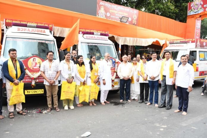 pune dagdusheth halwai ganpati trust distributes waterand medical for dindi palkhi