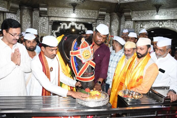 pune dnyaneshwar dindi horse visits dagdusheth